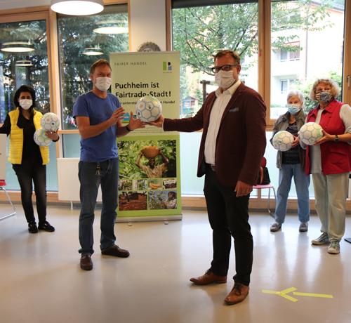 „Puchheim spielt fair“ – Jugendzentrum, Quartiersbüro und Seniorenbeirat freuen sich über fair gehandelte Bälle